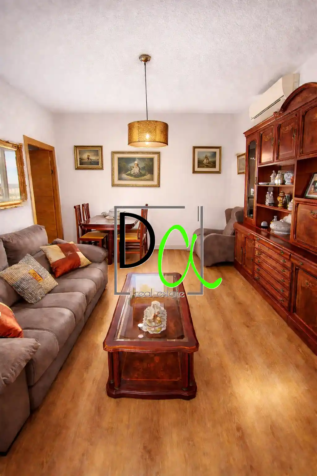 Comedor con cuadros y mesa de madera (3) Piso en venta en Calle Fiscal Miguel Gutiérrez Carbonell, 24